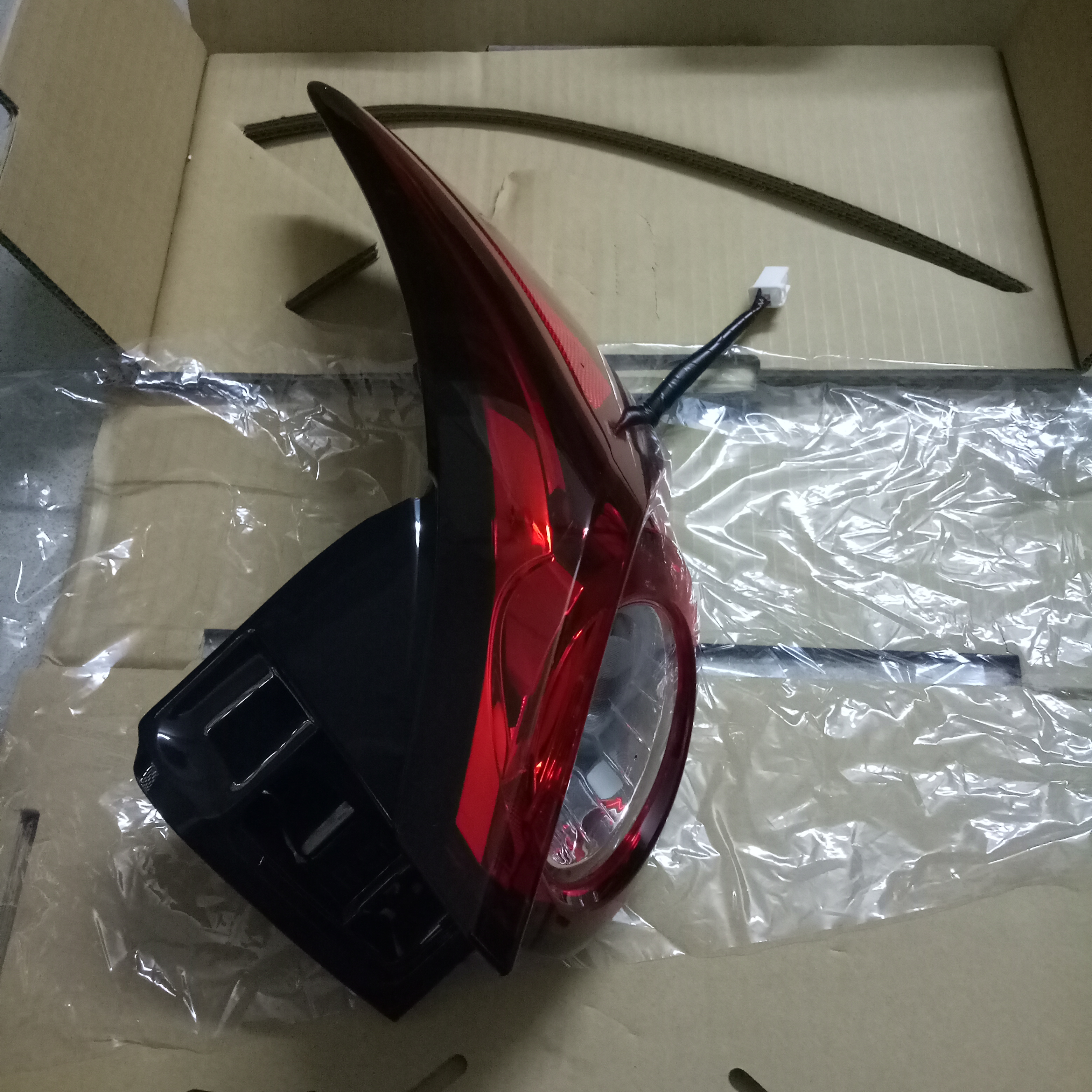 Cụm đèn hậu Mazda CX-9 chính hãng KT57-51-150B giá tốt tại khophutungoto.com