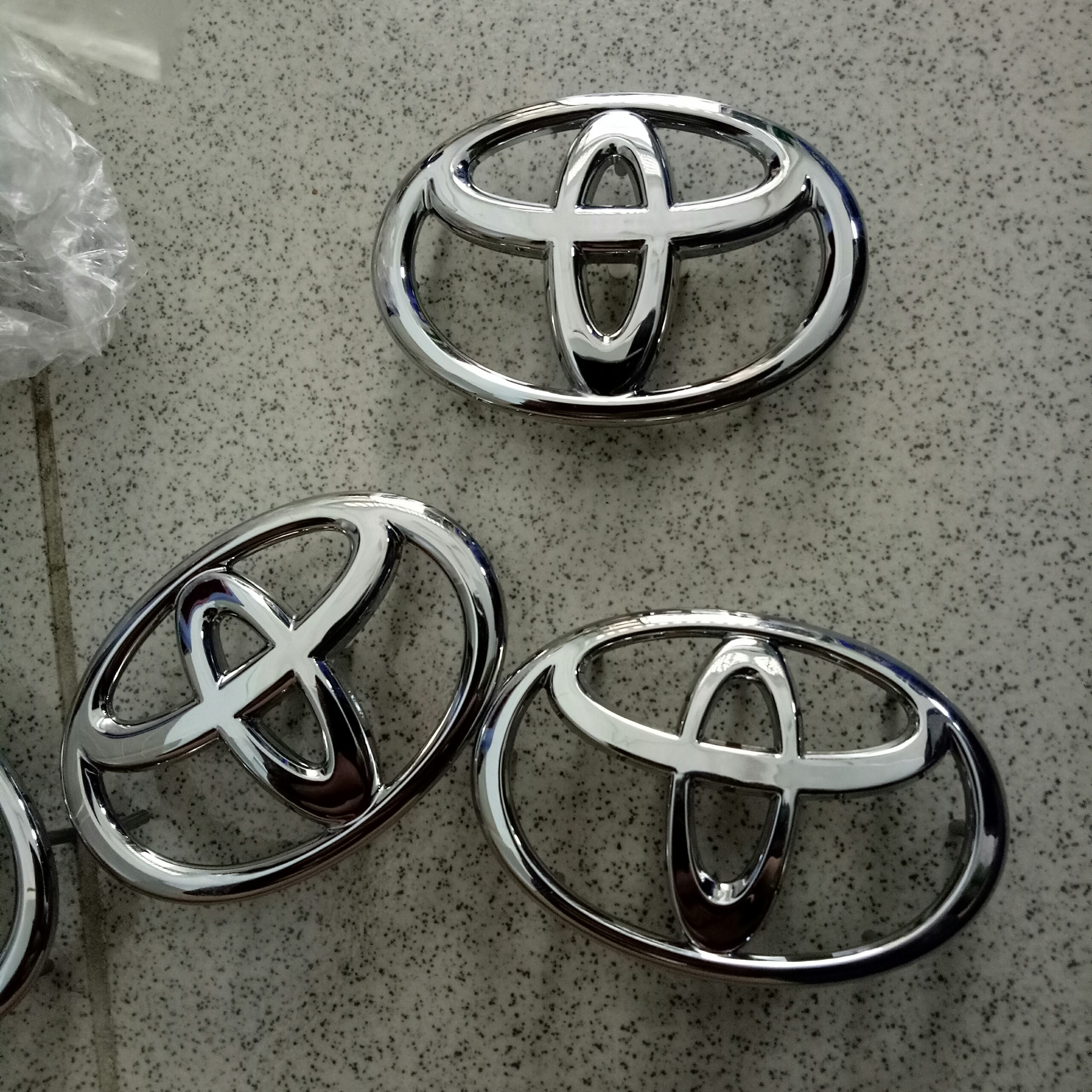 Giá của Logo mặt vô lăng, logo túi khí Vios Yaris Altis Camry Innova Fortuner Hilux chính hãng